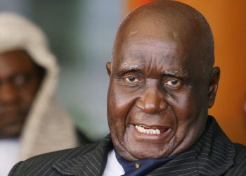 Former Zambian president, Kaunda, receives Mahatma Gandhi memento