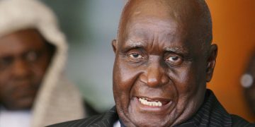 Former Zambian president, Kaunda, receives Mahatma Gandhi memento