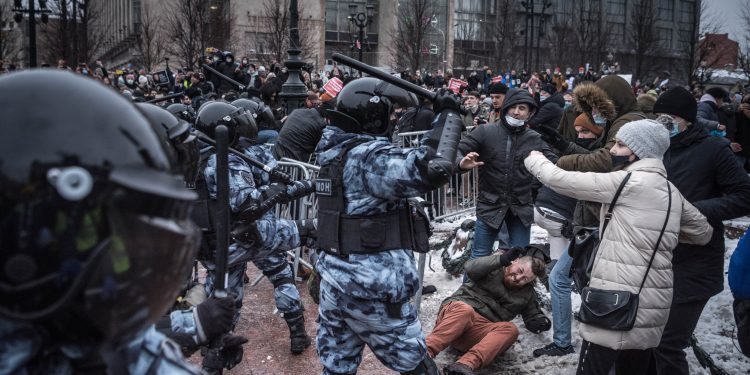 EU foreign ministers consider reaction in wake of Navalny arrest