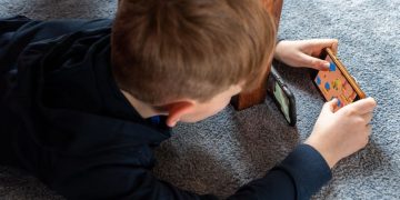 Child’s play: 7-year-old blows 2,700 euros on mum’s mobile phone