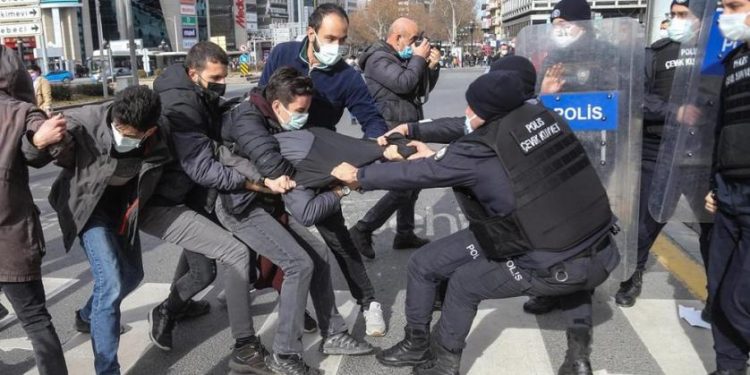 Turkey Jails 4 Pending Trial over University Protests