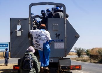 EU presses Zimbabwe to end rights abuses