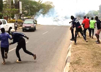 One killed as police open fire on Shiite protesters in Abuja