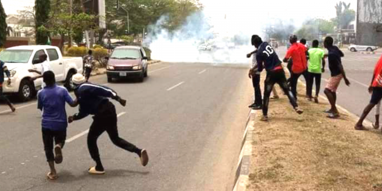 One killed as police open fire on Shiite protesters in Abuja