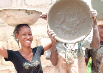 Twitter wows UNIBEN student with cash, messages after viral ‘bricklayer’ photos