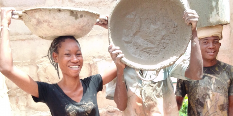 Twitter wows UNIBEN student with cash, messages after viral ‘bricklayer’ photos