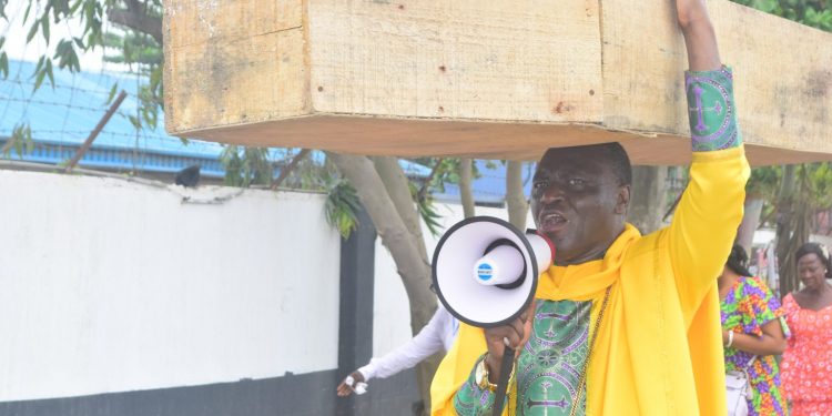 ‘God not happy with Buhari govt’ – Nigerian pastor carries coffin in protest
