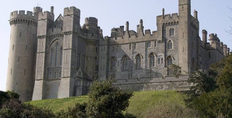 Burglars steal £1 million-worth treasures from British castle