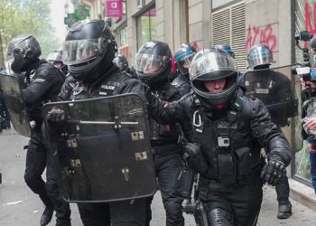 Chaos gripping Paris as violence & vandalism mark May Day protest