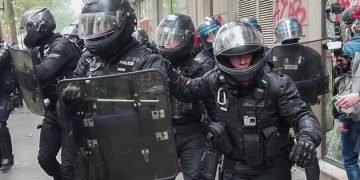 Chaos gripping Paris as violence & vandalism mark May Day protest