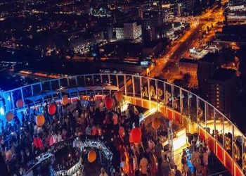 Polish bars celebrate reopening after end of Covid restrictions