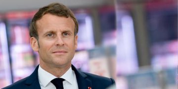 FLASH: French man lands hot slap on President Macron