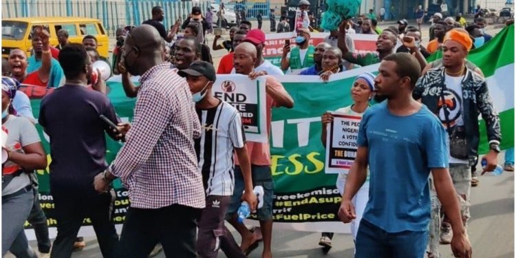 June 12: Teargas, gunshots as Lagos protesters storm Ojota