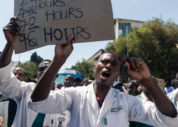 Zimbabwe seeks to limit doctors, nurses striking over pay