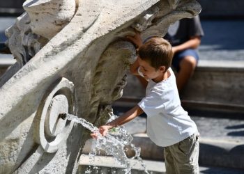 Tourists, residents wilt in face of record high temperatures in Italy