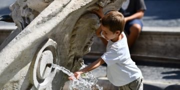 Tourists, residents wilt in face of record high temperatures in Italy