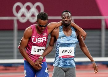 US, Botswana Runners Fall in 800M, Help Each Other Up, Finish
