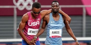 US, Botswana Runners Fall in 800M, Help Each Other Up, Finish