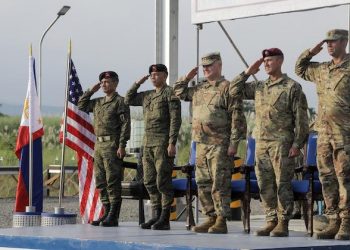 Fearing China, Philippines signs pact to return U.S. troops