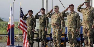 Fearing China, Philippines signs pact to return U.S. troops