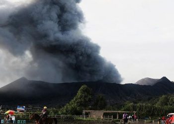 Canary Islands eruption destroys 100 homes, 5500 forced to flee