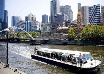 Foreign tourists to remain locked out of Australia until 2022