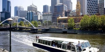 Foreign tourists to remain locked out of Australia until 2022