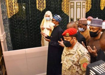 Buhari enters Saudi mosque, prays for naira to appreciate, banditry to end