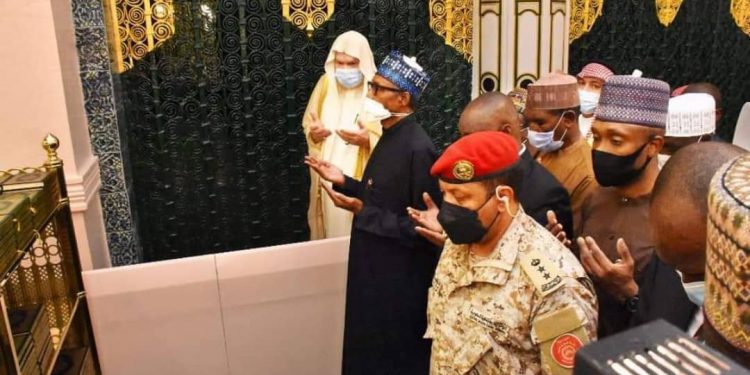 Buhari enters Saudi mosque, prays for naira to appreciate, banditry to end