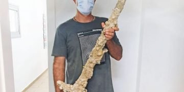 Israeli scuba diver finds 900-year-old Crusader sword