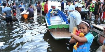 After floods strike north, officials act to avert disaster in Bangkok