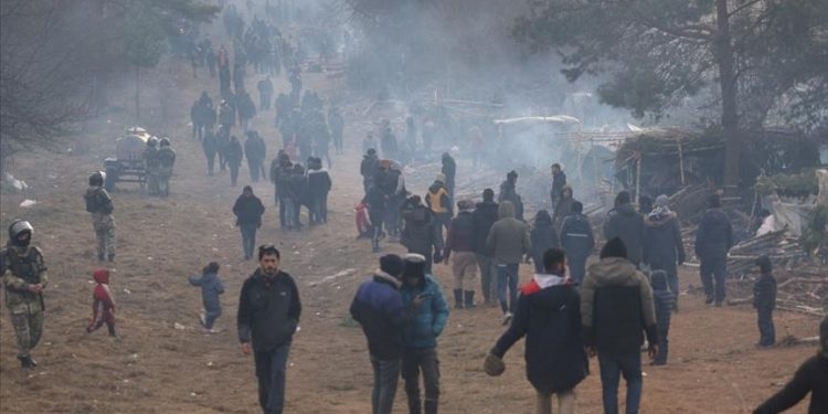 Migrants stranded in cold at Belarusian-Polish border