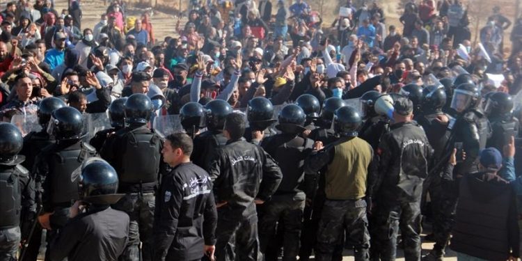 Protests against landfill mounts in Tunisia amid clashes