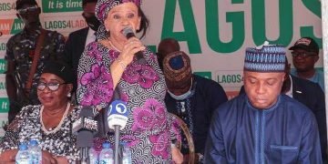 Saraki Storms Lagos As Anti-Tinubu APC Faction Joins PDP