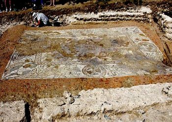 Archeologists flock to UK farm after unearthing 1700 year-old mosaic