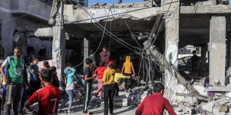 Gaza war: Palestinians flee as Israeli forces go back into Jabalia