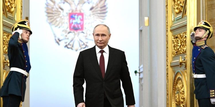 As Putin starts new term, Russian gov’t steps down to make way for successors