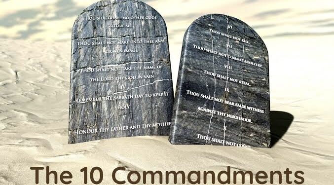 U.S. public schools to display Ten Commandments in classrooms