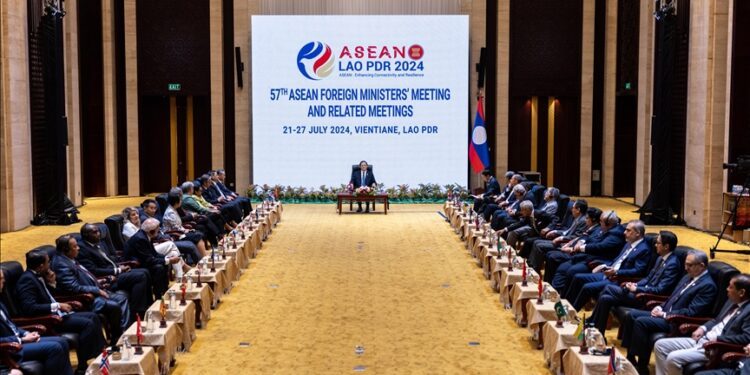 Top Chinese, US diplomats meet in Laos