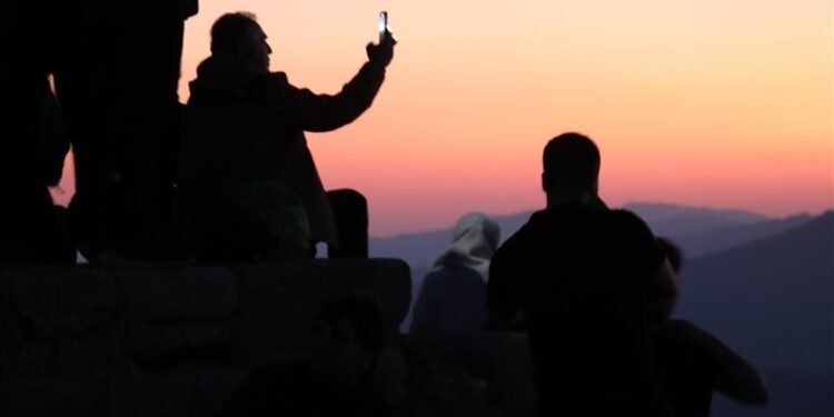 Digital nomadism redefines work and travel across the globe