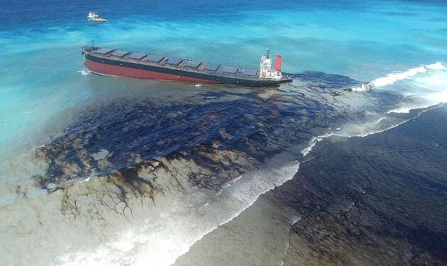 Damaged Russian ships spill oil off Crimea shores; clean up on