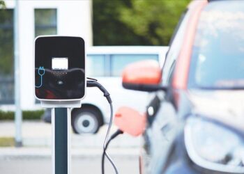 Electric cars in UK last as long as petrol and diesel vehicles, study finds