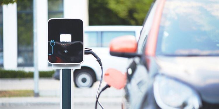 Electric cars in UK last as long as petrol and diesel vehicles, study finds