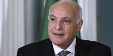 Algeria’s top diplomat meets Lebanese president to discuss regional developments
