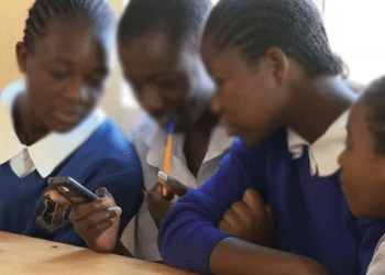 Lawmaker moves motion to ban use of cell phones in Oyo secondary schools