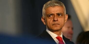 Skilled migrant contributes £16,000 to UK economy annually, British worker, £800: London Mayor