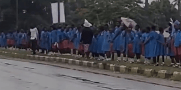 Benue government lines up pupils in downpour to welcome Tinubu