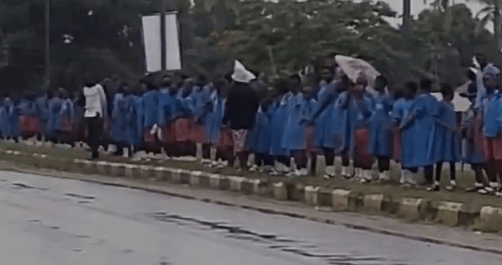 Benue government lines up pupils in downpour to welcome Tinubu