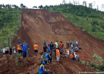 500 miners buried by landslides in Congo