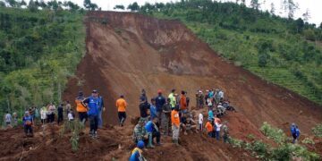 500 miners buried by landslides in Congo